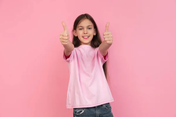 Caucasico bambina ritratto isolato su sfondo rosa studio, concetto di emozioni — Foto Stock