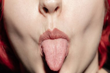 Dudakları doğal makyajlı, yakın plan kadın ağzı. Kozmetoloji, dişçilik ve güzellik hizmetleri, insan duyguları
