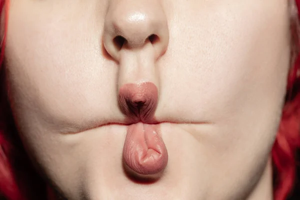 Detailní záběr ženských úst s přirozeným make-upem na rty. Kosmetika, stomatologie a kosmetika, lidské emoce — Stock fotografie