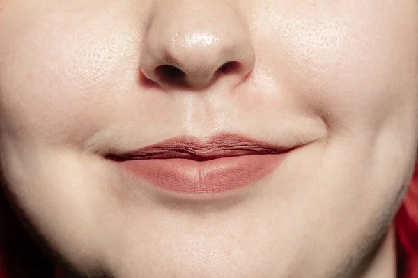 Dudakları doğal makyajlı, yakın plan kadın ağzı. Kozmetoloji, dişçilik ve güzellik hizmetleri, insan duyguları — Stok fotoğraf