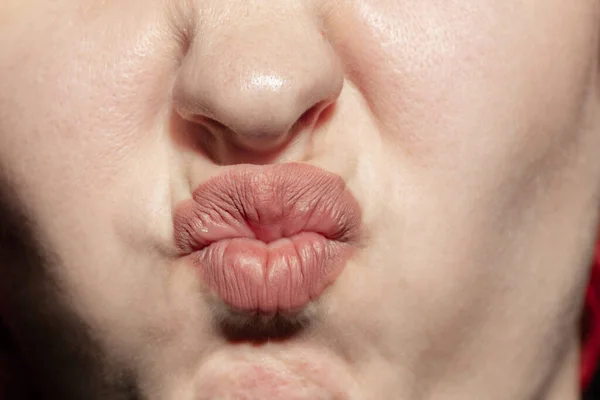 Detailní záběr ženských úst s přirozeným make-upem na rty. Kosmetika, stomatologie a kosmetika, lidské emoce — Stock fotografie