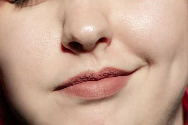 Dudakları doğal makyajlı, yakın plan kadın ağzı. Kozmetoloji, dişçilik ve güzellik hizmetleri, insan duyguları — Stok fotoğraf