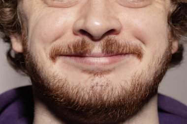 Kapalı erkek ağzı duyguları gösteriyor. Kozmetoloji, dişçilik ve güzellik hizmetleri, yüz ifadesi