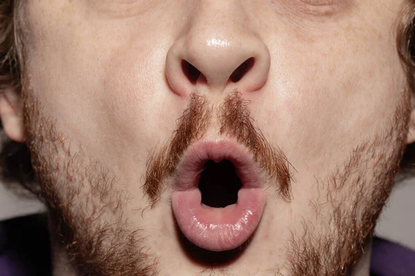 Boca masculina de primer plano que ilustra emociones. Cosmetología, odontología y cuidado de belleza, expresión facial —  Fotos de Stock