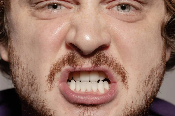 Close-up boca masculina ilustrando emoções. Cosmetologia, odontologia e cuidados de beleza, expressão facial — Fotografia de Stock