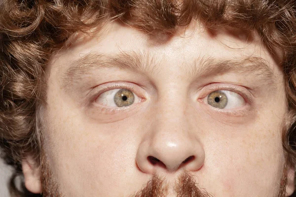 Primer plano de la cara de hermoso hombre joven caucásico, se centran en los ojos —  Fotos de Stock