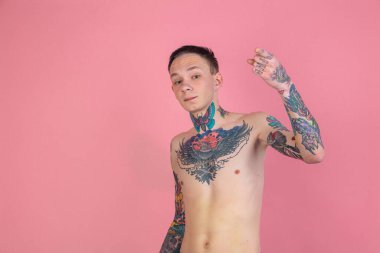 Pembe arka planda garip görünüşlü genç bir adamın portresi.