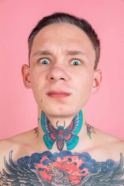 Портрет молодого чоловіка з химерною зовнішністю на рожевому тлі — стокове фото