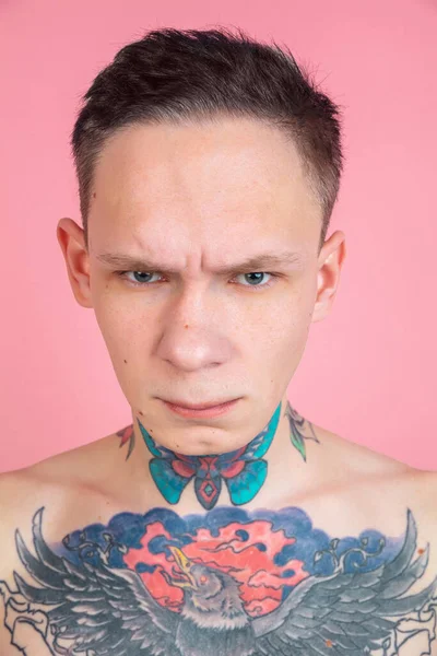 핑크 색 배경에 괴상 한 모습을 한 젊은 남자의 모습 — 스톡 사진