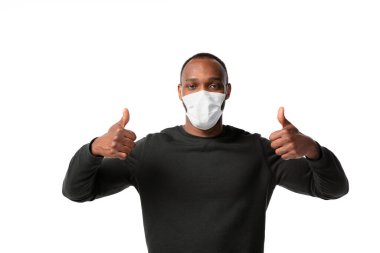 Coronavirüs 'ün hayatımızı nasıl değiştirdiğini. Beyaz arka planda yayılmayı durdurmak için maske takan genç adam.