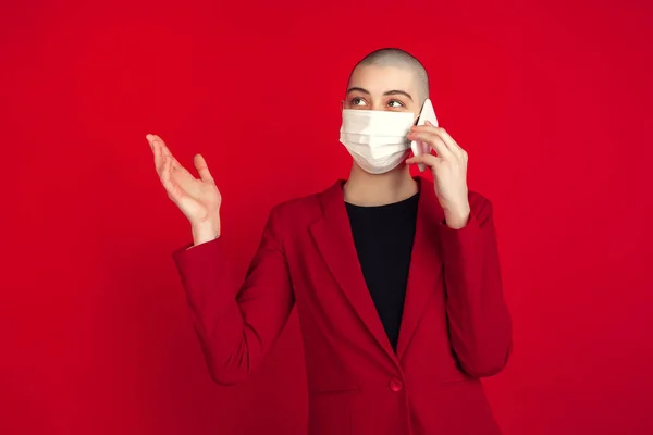 Retrato de jovem caucasiana careca no fundo vermelho — Fotografia de Stock