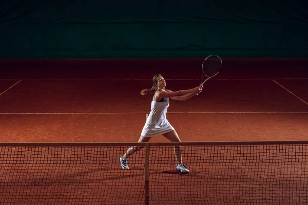 若い白人プロのスポーツ女性がスポーツコートの背景でテニスをする — ストック写真