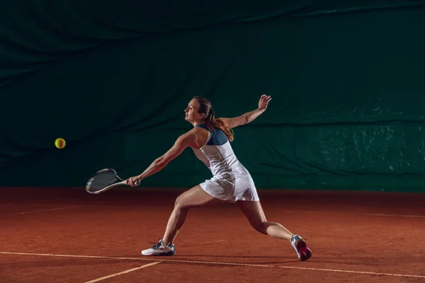 Spor sahasında tenis oynayan beyaz, profesyonel bir bayan. — Stok fotoğraf