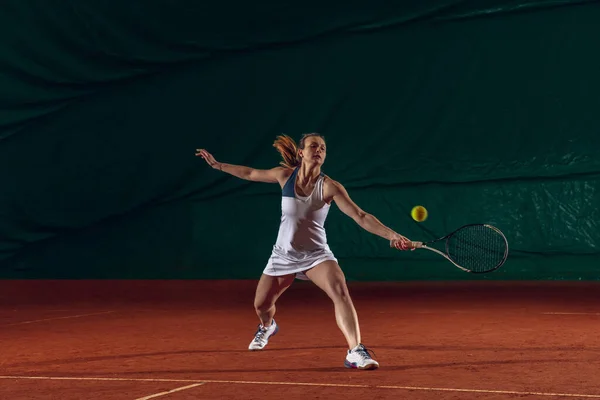 Spor sahasında tenis oynayan beyaz, profesyonel bir bayan. — Stok fotoğraf