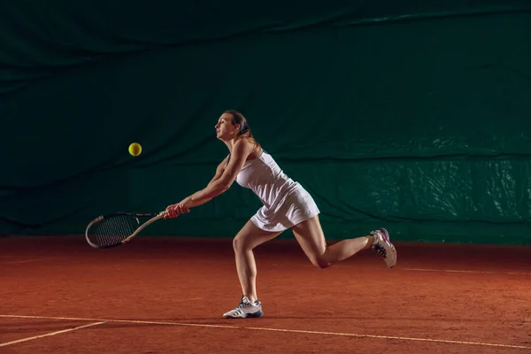 Spor sahasında tenis oynayan beyaz, profesyonel bir bayan. — Stok fotoğraf