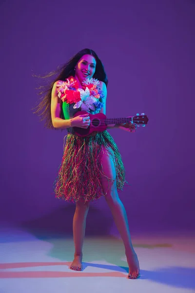 Fabuloso Cinco de Mayo dançarina feminina no fundo do estúdio roxo em luz de néon — Fotografia de Stock