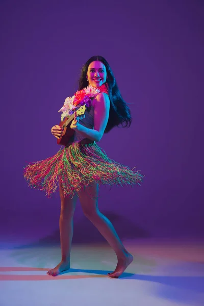 Fabuloso Cinco de Mayo dançarina feminina no fundo do estúdio roxo em luz de néon — Fotografia de Stock