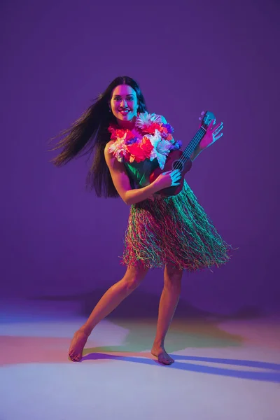 Fabuloso Cinco de Mayo dançarina feminina no fundo do estúdio roxo em luz de néon — Fotografia de Stock