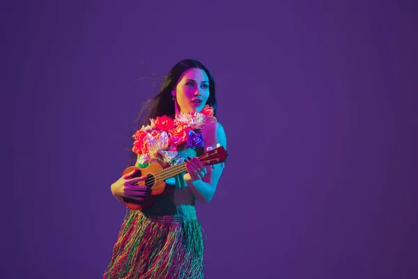 Υπέροχη χορεύτρια Cinco de Mayo σε μωβ φόντο στούντιο σε νέον φως — Φωτογραφία Αρχείου