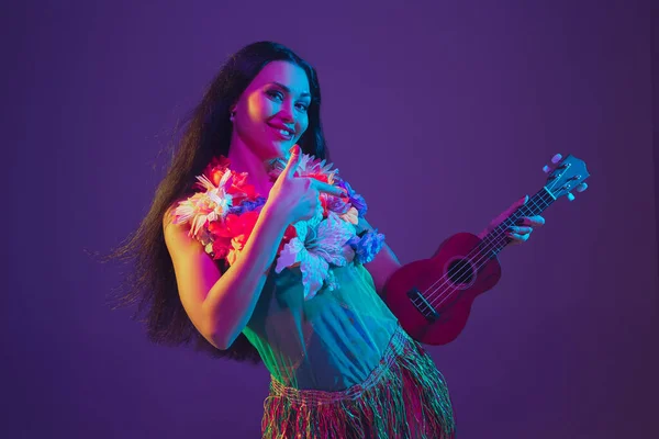 Mesés Cinco de Mayo női táncos lila stúdió háttér neon fény — Stock Fotó