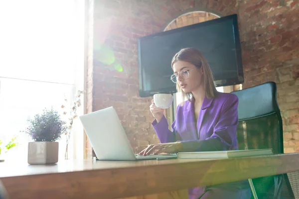 Jeune femme d'affaires caucasienne travaillant au bureau, concept de diversité et de pouvoir des filles — Photo