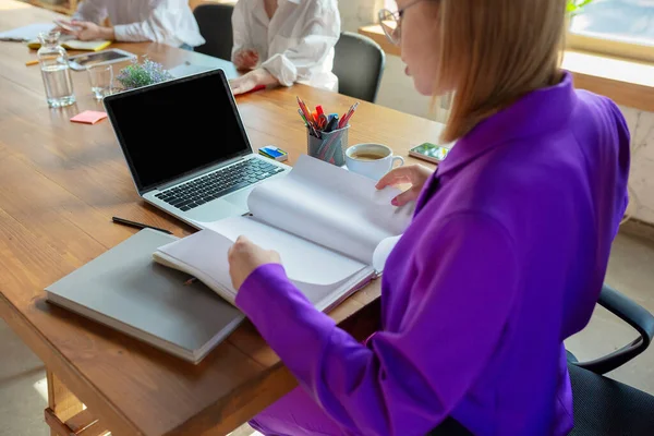 Entreprise jeune femme caucasienne dans le bureau moderne avec l'équipe — Photo