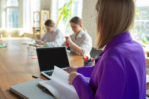 Entreprise jeune femme caucasienne dans le bureau moderne avec l'équipe — Photo