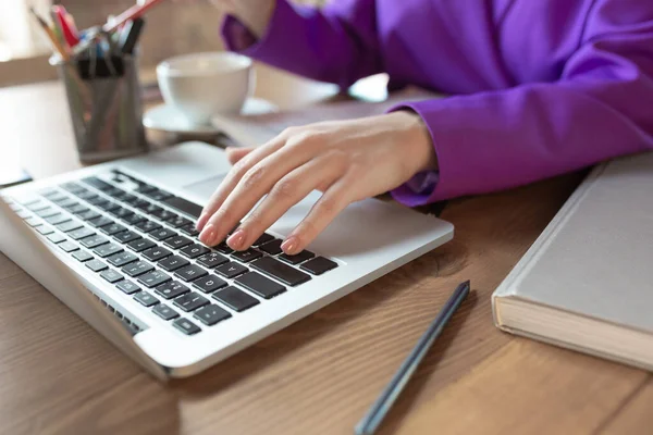 Jeune femme d'affaires caucasienne travaillant dans le bureau, concept de diversité et de pouvoir des filles, gros plan — Photo