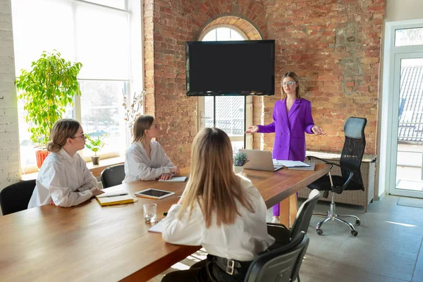 Negocio joven mujer caucásica en oficina moderna con equipo —  Fotos de Stock