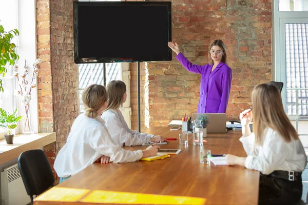 Entreprise jeune femme caucasienne dans le bureau moderne avec l'équipe — Photo