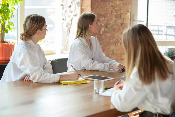 Giovani donne caucasiche che lavorano in ufficio, diversità e concetto di potere femminile — Foto Stock