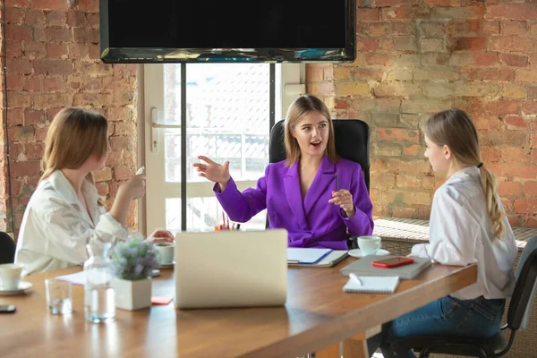 Entreprise jeune femme caucasienne dans le bureau moderne avec l'équipe — Photo