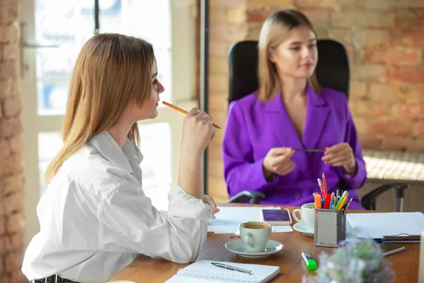 Affari giovane donna caucasica in ufficio moderno con il team — Foto Stock