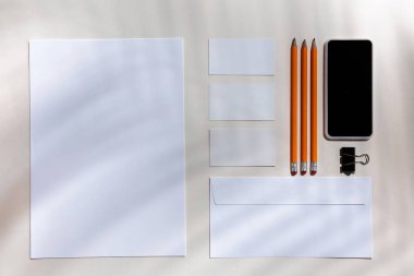 Ev ofisinin yaratıcı ve rahat işyeri, ilham verici masanin yüzeyinde bitki gölgeleri var.