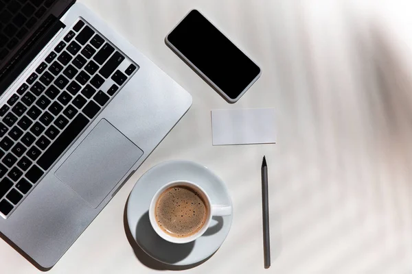 Kreativer und gemütlicher Arbeitsplatz im Home Office, inspirierendes Mock mit Pflanzenschatten auf der Tischfläche — Stockfoto