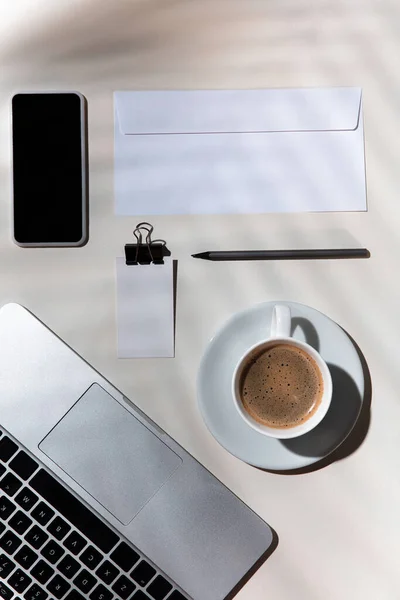 Kreativer und gemütlicher Arbeitsplatz im Home Office, inspirierendes Mock mit Pflanzenschatten auf der Tischfläche — Stockfoto