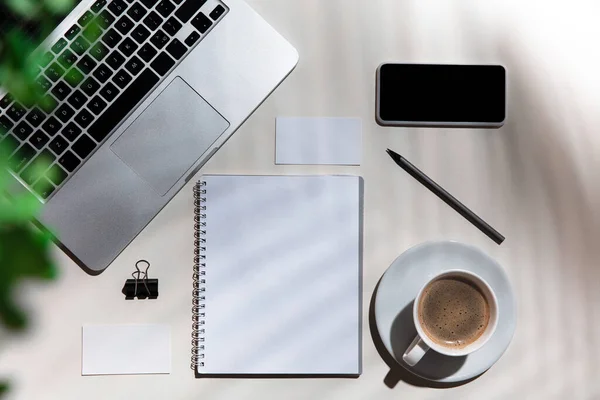 Kreativer und gemütlicher Arbeitsplatz im Home Office, inspirierendes Mock mit Pflanzenschatten auf der Tischfläche — Stockfoto