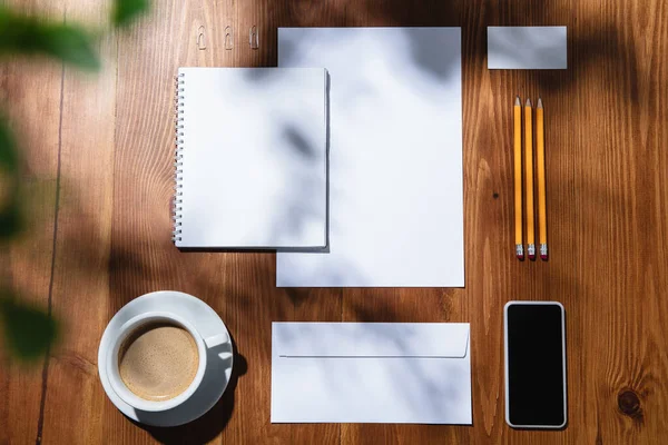 Lavoro creativo e accogliente a casa ufficio, modello ispiratore con ombre vegetali sulla superficie del tavolo — Foto Stock