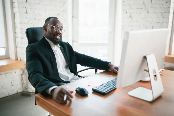 Afrikanisch-amerikanischer Unternehmer, Geschäftsmann, der konzentriert im Büro arbeitet — Stockfoto