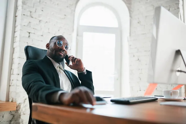 Afrikanisch-amerikanischer Unternehmer, Geschäftsmann, der konzentriert im Büro arbeitet — Stockfoto