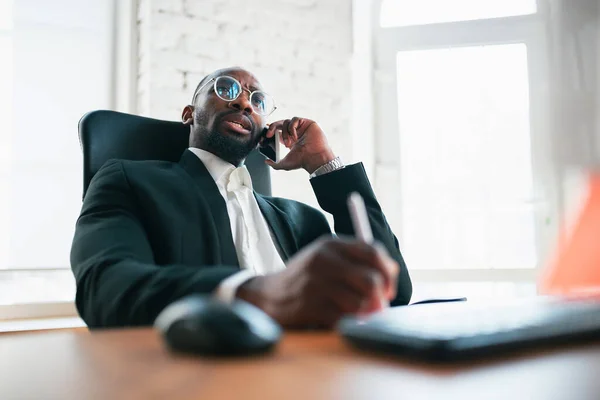 Afrikanisch-amerikanischer Unternehmer, Geschäftsmann, der konzentriert im Büro arbeitet — Stockfoto