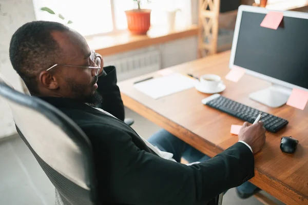 Afrikanisch-amerikanischer Unternehmer, Geschäftsmann, der konzentriert im Büro arbeitet — Stockfoto