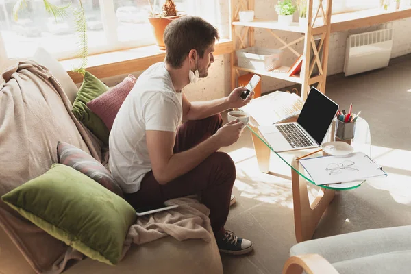 Jeune homme étudiant à domicile pendant les cours en ligne pour designers, SMM, SEO, analytics — Photo