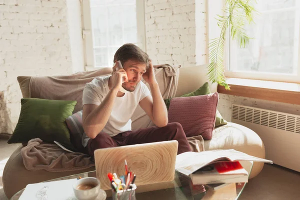 Joven estudiando en casa durante cursos online para diseñadores, SMM, SEO, analítica — Foto de Stock