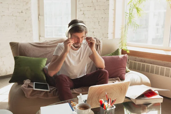 Joven estudiando en casa durante los cursos en línea para programador, probador de errores, consultor —  Fotos de Stock