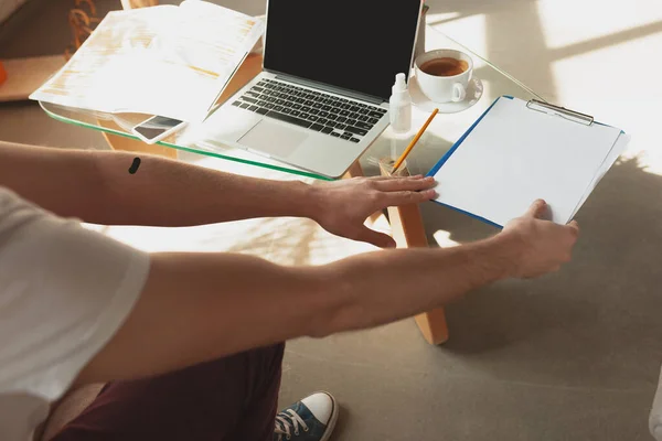 Hombre joven que estudia en casa durante los cursos en línea para minorista, comprador, maestro — Foto de Stock