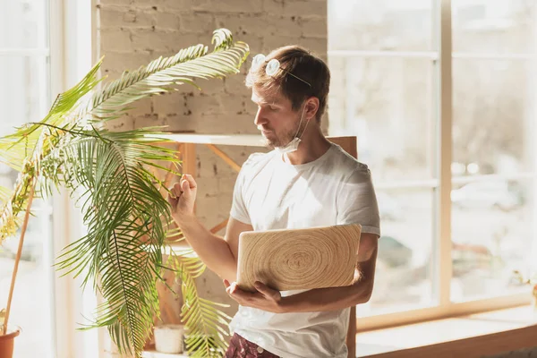 Joven estudiante en casa durante cursos en línea para jardinero, biólogo, florista — Foto de Stock