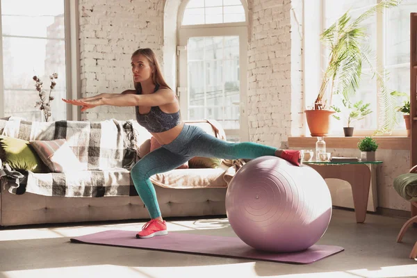 Jonge vrouw geeft thuis online cursussen fitness, aerobic, sportieve levensstijl terwijl ze in quarantaine is — Stockfoto