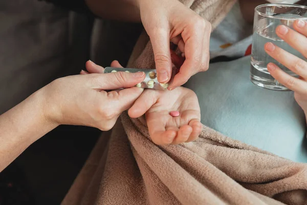 Close-up shoot van moeder geven pillen voor dochtertje ziek gevoel met coronavirus symptomen in milde toestand — Stockfoto