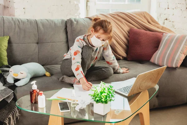 Κοριτσάκι με προστατευτική μάσκα απομονωμένο στο σπίτι με συμπτώματα από κορωνοϊό. Σταματήστε την επιδημία. — Φωτογραφία Αρχείου